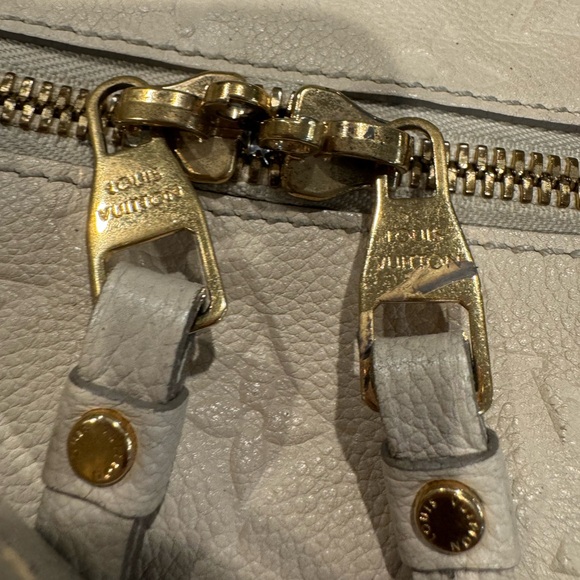 Authentic Louis Vuitton Empriente Lumineuse shoulder bag - Picture 10 of 14